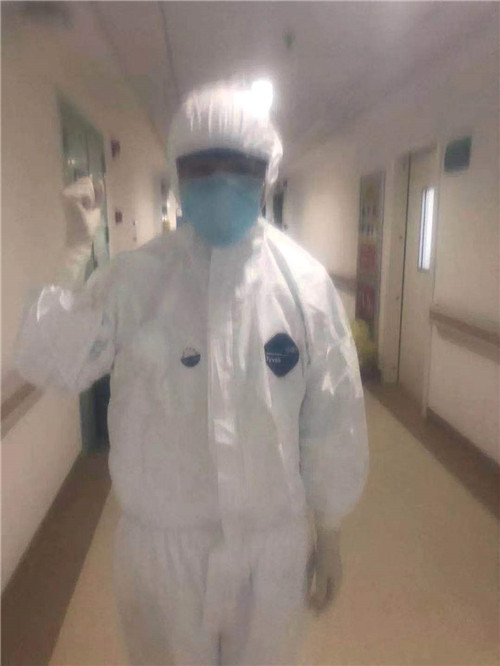 1580723246156549.jpg 韦青穿戴好防护用品,准备投入战斗.jpg