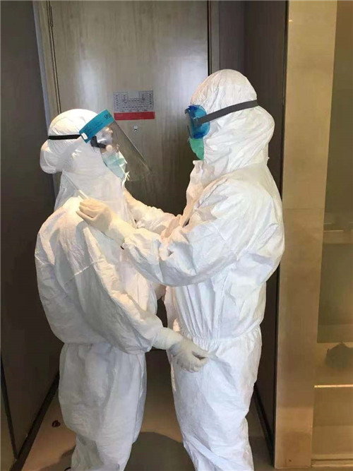 1580723364866401.jpg 张扬和许思瑶互相练习穿防护服.jpg