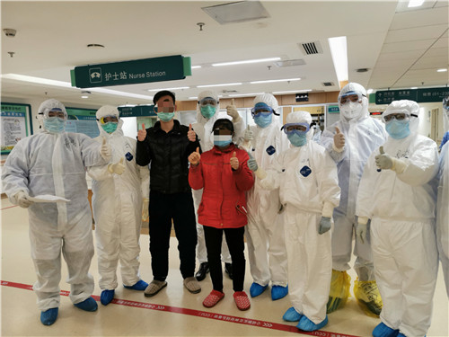 1580723715668886.jpg 我院援湖北医疗队临床第一组所在的27病区合影(右四为韦青、右一为吴天姿).jpg