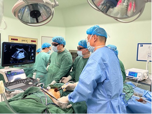 术中行腹腔镜下肝肿瘤微波消融术_副本.jpg 术中行腹腔镜下肝肿瘤微波消融术_副本.jpg